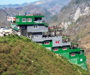 Tòa nhà 7 tầng xây dựng trái phép trên đèo Mã Pì Lèng bất ngờ mở cửa đón khách trở lại dù bị đình chỉ kinh doanh