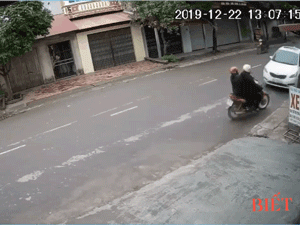 Video: Hai vợ chồng bị đâm văng lên ca pô ô tô, ngã gãy đùi