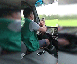 Lạnh người cảnh tài xế xe buýt vừa dùng điện thoại vừa lái bằng khuỷu tay