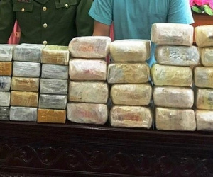 Bắt giữ nhóm người Lào tuồn 30 bánh heroin và 18kg ma tuý đá vào Việt Nam