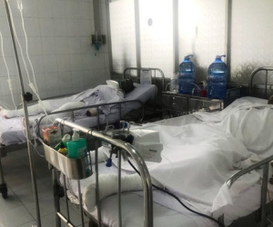 Coi thường tính mạng, thanh niên vừa hút thuốc vừa chiết xăng khiến cả nhà 4 người bỏng nặng
