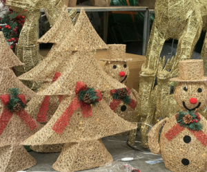 Cây thông vàng, ông già Noel bạc 'sang chảnh' tại phố Cổ có giá cao ngất ngưởng vẫn cháy hàng