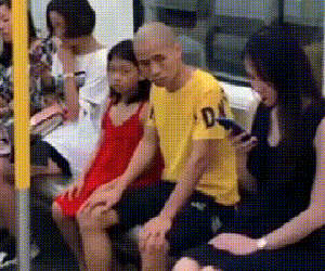 Dẫn con đi chơi nhưng lại có hành động bất thường này, ông bố trẻ lĩnh trọn cú tát của con gái khiến dân mạng hả hê vô cùng