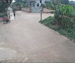 Video: Kinh hoàng cảnh 2 xe máy tông nhau ngay ngã tư