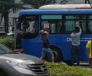 Vụ 8 côn đồ đập phá xe buýt: Triệu tập 1 đối tượng