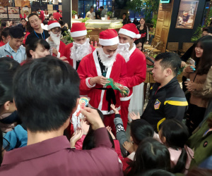 Hà Nội: Đêm Giáng sinh, vạn người ùn ùn kéo đến trung tâm thương mại đông chưa từng thấy