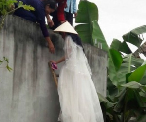 Mẹ chồng nghe lời thầy bói, hôm cưới bắt tôi đi cửa sau, tôi phải làm sao?