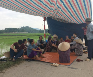 Mâu thuẫn tiền bồi thường, lần thứ 3 trong năm người dân chặn xe rác vào bãi rác Nam Sơn