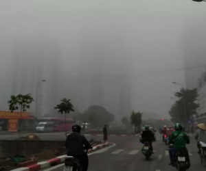 Hà Nội: Sương mù bao phủ dày đặc, các tòa nhà cao tầng bất ngờ 'biến mất'
