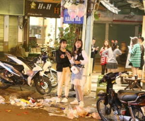 Chùm ảnh: Khu vực quanh Hồ Gươm ngập trong biển rác sau đêm Giáng sinh