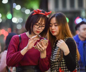 Những bóng hồng xinh đẹp xuống phố đón Giáng sinh