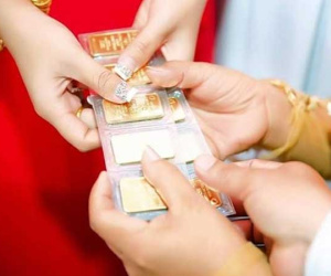 Đêm tân hôn mẹ chồng gõ cửa đòi 'giữ hộ' tiền mừng cưới phải làm sao?
