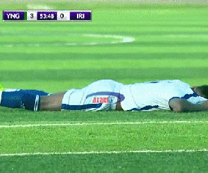 Video: Hàng loạt cầu thủ và trọng tài bất ngờ gục xuống sân vì lý do khó tin