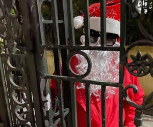 Vì đàn cháu thơ mà đóng giả làm ông già Noel, bà ngoại bị nhốt ngoài cổng, nghe điện thoại của con gái mới biết lý do 'đắng lòng'
