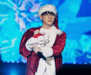 Sơn Tùng M-TP hóa ông già Noel phiên bản 'nam thần', tặng quà fan nhưng vẫn tranh thủ 'cà khịa'