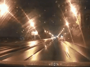 Video: Xe bồn mất lái lao vào nhà dân, đâm taxi rồi phi xuống sông