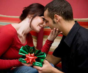 Đâu chỉ giới trẻ tuổi yêu đương, vợ chồng cũng hâm nóng tình cảm dịp Noel
