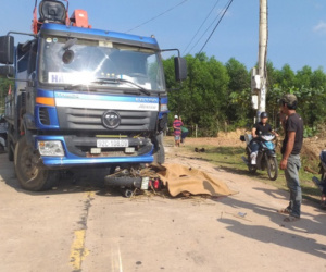 Trên đường đi đón mẹ, thanh niên 23 tuổi bị xe tải tông chết thảm