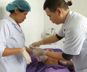 Quảng Ninh: Bé 2 tuổi ngã vào nồi lẩu đang sôi dẫn tới bỏng nặng