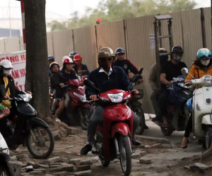 Hà Nội: Xe máy, ô tô 'đánh vật' để di chuyển qua công trường đường đua F1