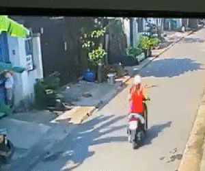 Clip: Tông ngã bé trai chạy sang đường, người phụ nữ phóng xe bỏ chạy gây phẫn nộ