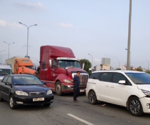 Cửa ngõ phía Đông Sài Gòn kẹt cứng vì tai nạn liên hoàn