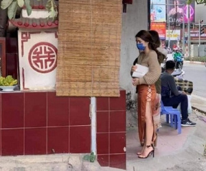 Gió mùa về buốt não vẫn diện váy xẻ đến lộ cả nội y đi chùa, cô gái trẻ bị cư dân mạng ném đá thậm tệ