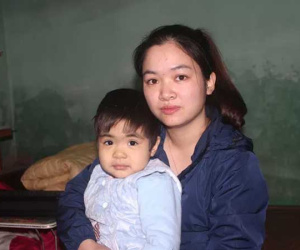 Nỗi đau giằng xé của nữ giáo viên hợp đồng có con mắc bệnh suy tủy