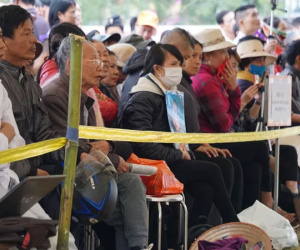 Chị gái nữ sinh giao gà ôm chặt di ảnh em ngồi theo dõi phiên xử