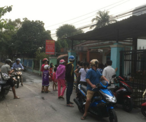 Bình Dương: Huy động nhiều Cảnh sát, xe chữa cháy đến khống chế thanh niên nghi ngáo đá cố thủ đòi đốt nhà