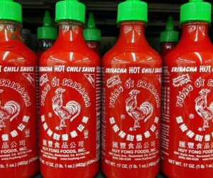 Sau Australia, tới lượt Singapore thu hồi tương ớt của triệu phú gốc Việt vì sợ phát nổ