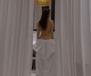 Minh Hằng 'đốt mắt' người nhìn với ảnh bán nude quyến rũ