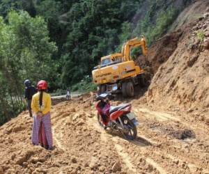 Mặt trái của nền kinh tế 4.0: Băng rừng, lội suối vượt gần 150km để… rút tiền lương!