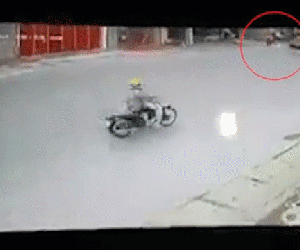 Video: Tuột khỏi tay mẹ, em bé bị tông văng 10 mét khi chạy vụt sang đường