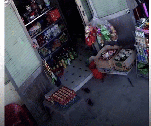 Video: Cướp xông vào tận cửa hàng cướp dây chuyền của chủ tiệm tạp hóa