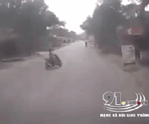 Video: Hồn nhiên sang đường, 'nữ Ninja' khiến xe tải lao kinh hoàng vào nhà dân