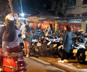 Đi xem countdown chào năm mới, nghìn người phải gửi xe giá cao ngất cách Hồ Gươm 2km
