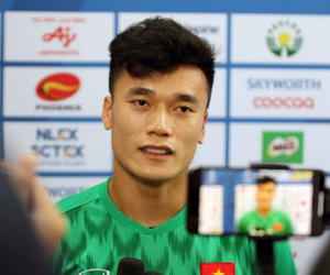 Bùi Tiến Dũng nói gì sau khi mất suất bắt chính vào tay Văn Toản?