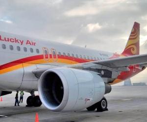 Bị phạt gần 400 triệu đồng vì ném đồng xu may mắn vào máy bay