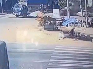 Video: Kinh hoàng khoảnh khắc ô tô bị xe tải tông bẹp dúm khi đang dừng đèn đỏ