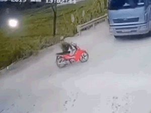 Video: Người đàn ông nhảy ra khỏi xe máy trước khi bị xe tải tông nát
