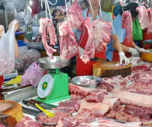 Cận Tết giá thịt lợn quay đầu giảm sốc, chị em lại vui vẻ đi chợ