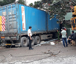 Xe đầu kéo mất lái đâm sập 2 ngôi nhà, tài xế tử vong trong cabin