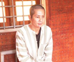 Chồng chém vợ bất tỉnh vì đánh bạc thua