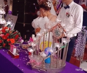 Vạn lời hứa suông không bằng 1 lần hành động: Sự cố nhỏ trong đám cưới và cách xử lý của chú rể khiến ai cũng thất vọng