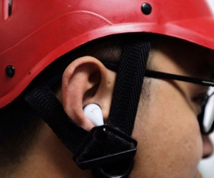 Lái xe máy đeo tai nghe có thể bị xử phạt 1 triệu đồng