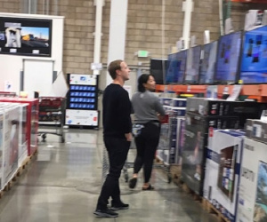 Giàu 'nứt đố đổ vách', ông chủ Facebook Mark Zuckerberg vẫn săn hàng giảm giá