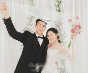 Duy Mạnh khoe bức ảnh cưới đầu tiên cô dâu chú rể nhan sắc cực phẩm, Đình Trọng khóc ròng: 'Vậy là một người nữa đi lấy vợ'