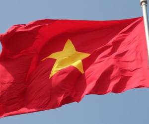 Nam thanh niên bị khởi tố hình sự vì ném cờ Tổ quốc xuống sông