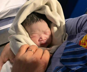 Hành khách Nghệ An chuyển dạ, sinh con khỏe mạnh trên tàu SE6